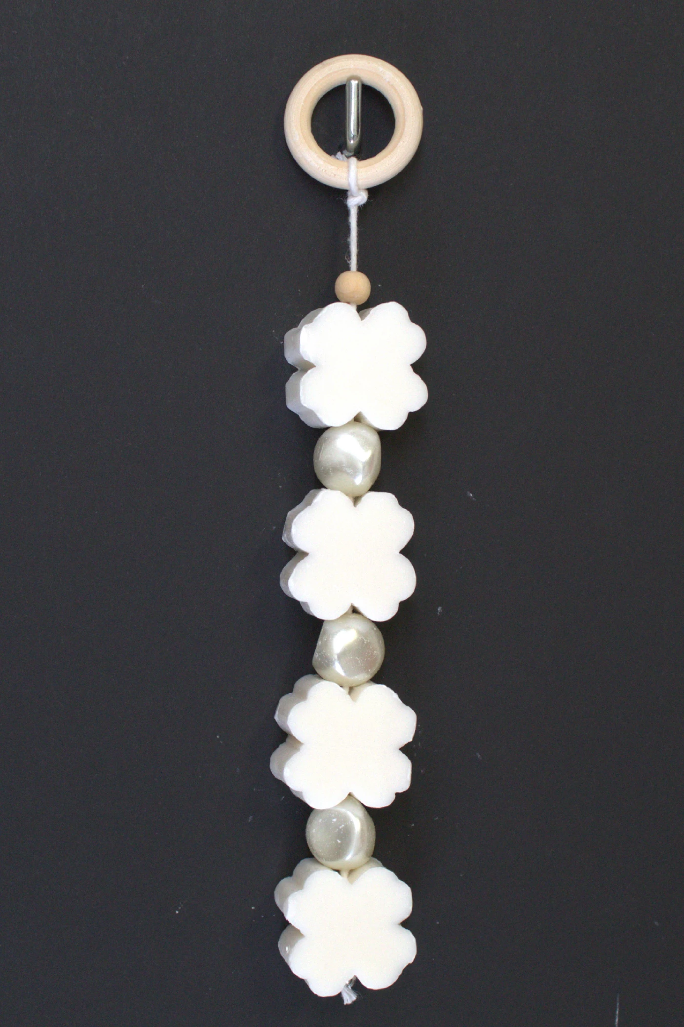 Treccia saponi a quadrifoglio muschio bianco decorata
